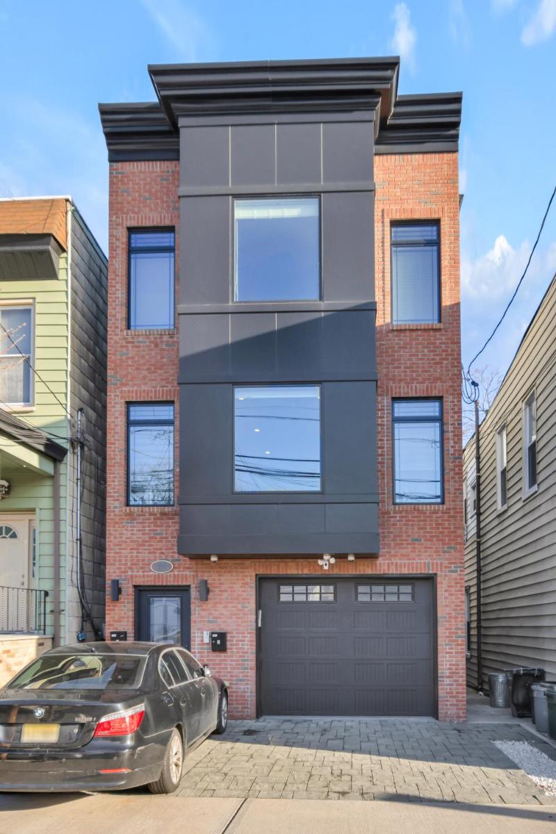 SkyHouse JC - New 3BR Apt with Private Rooftop in Jersey City, US