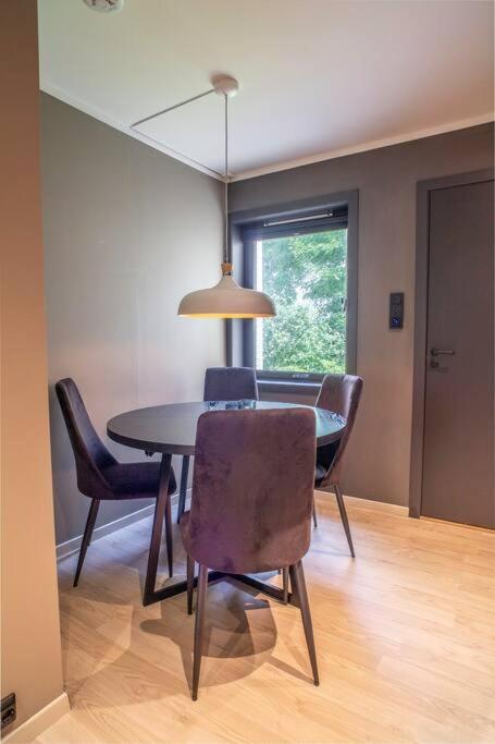 Near Brosundet, Newly Refurnished, Free Street Parking view 4