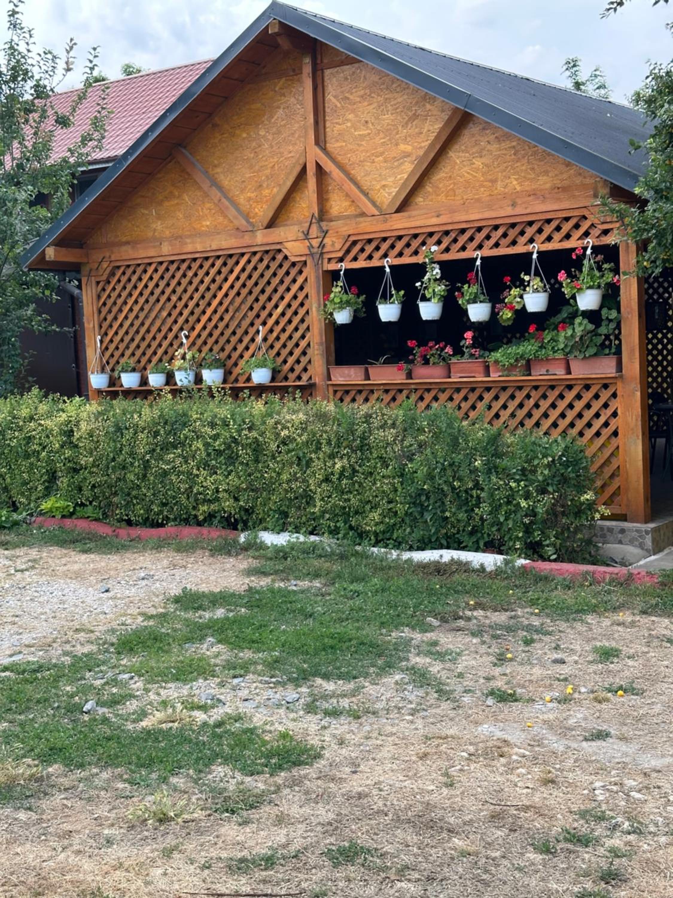 Casa Cu Flori Corbu