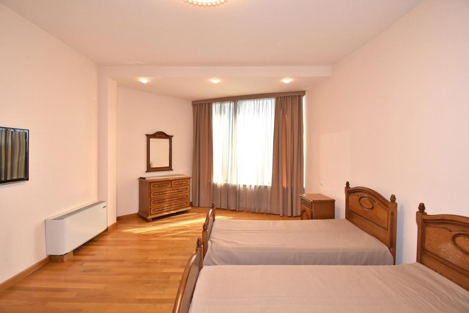 Teryan street, 3 bedrooms Luxury & Grand, Sunny apartment TT663