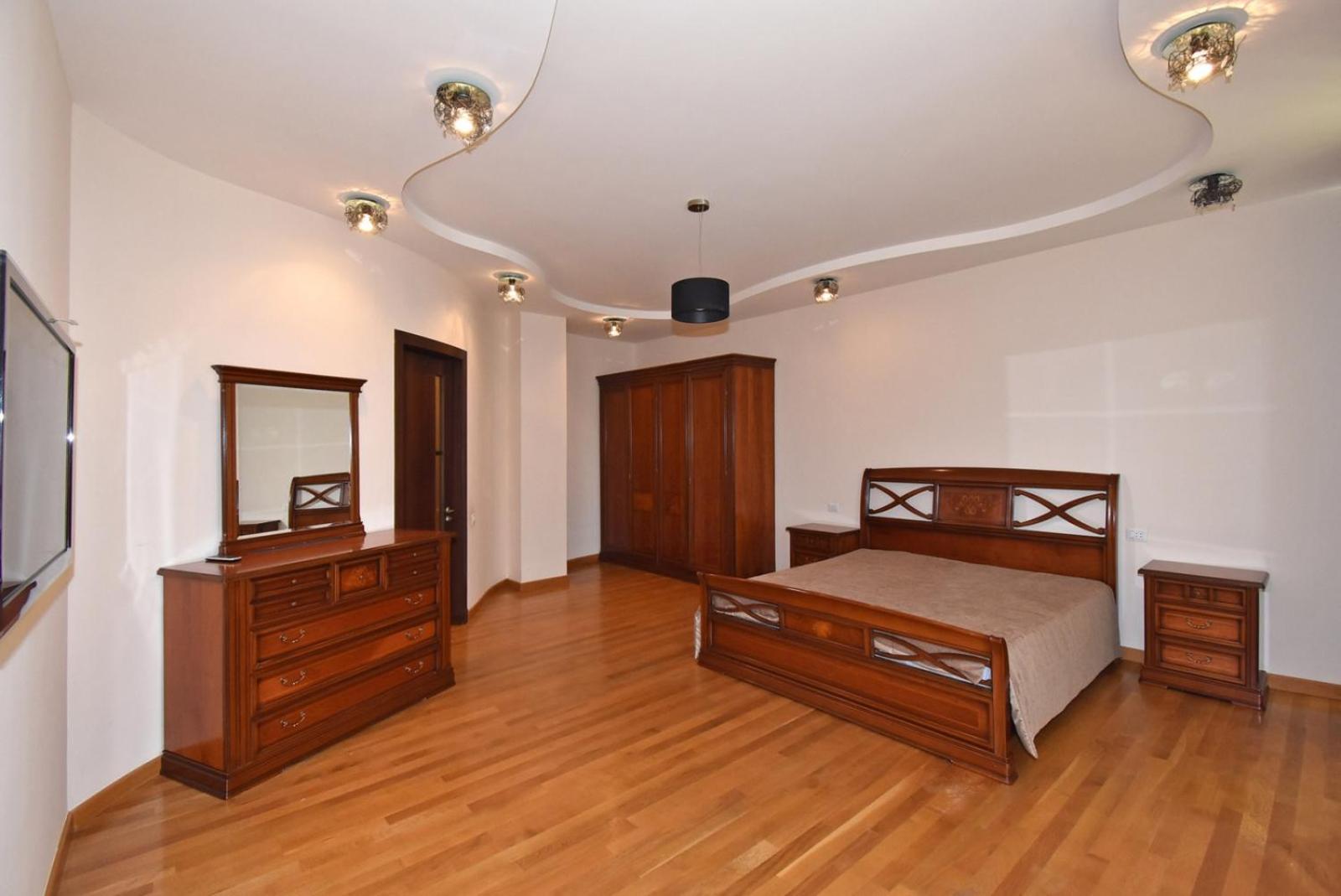 Teryan street, 3 bedrooms Luxury & Grand, Sunny apartment TT663