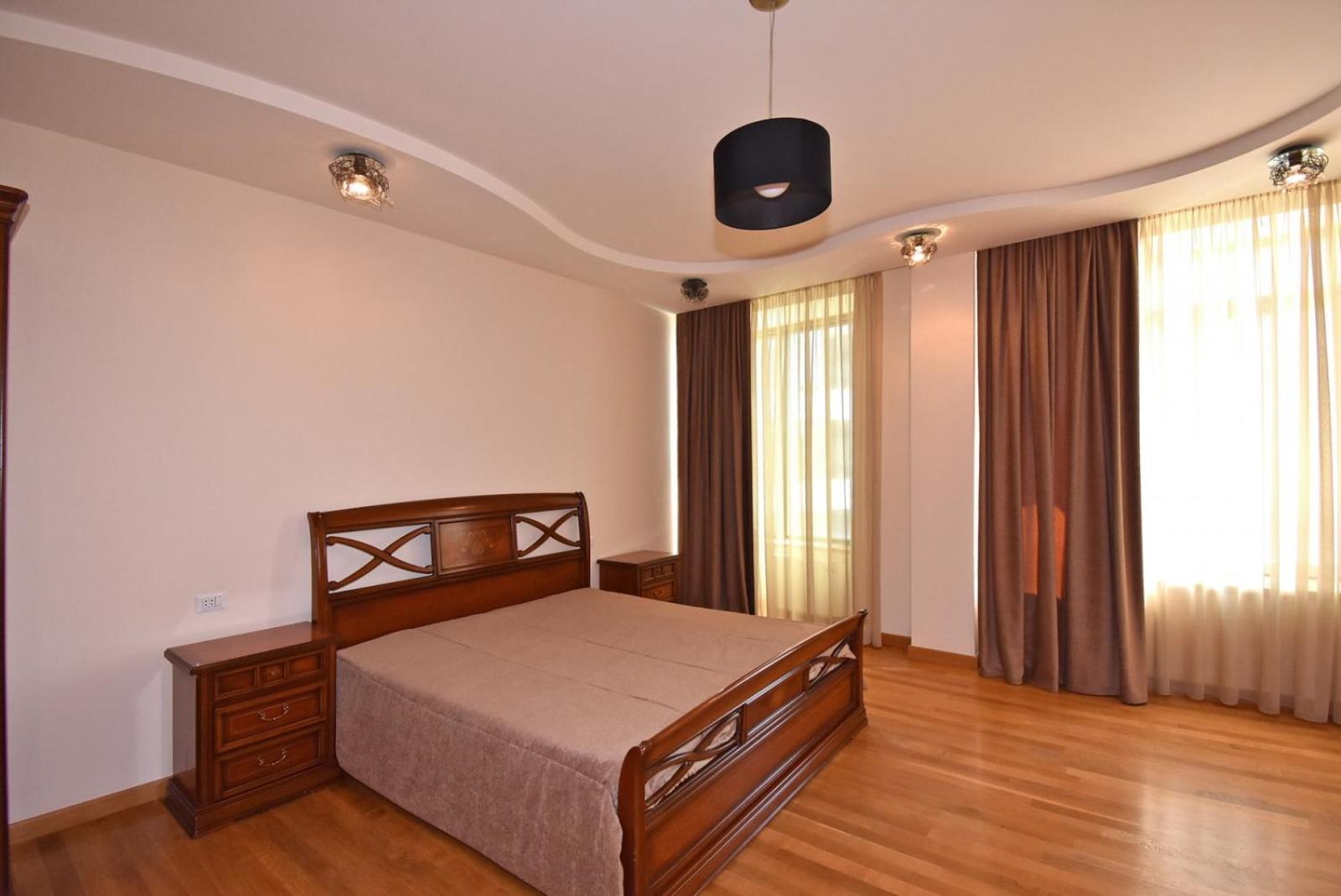 Teryan street, 3 bedrooms Luxury & Grand, Sunny apartment TT663