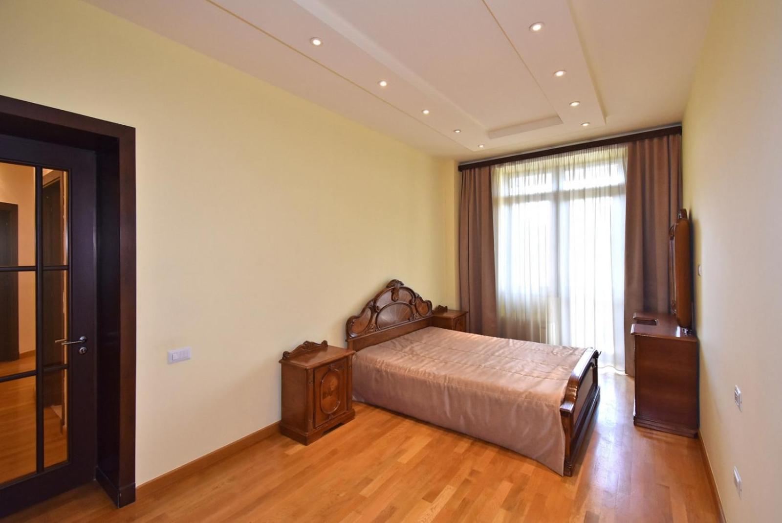 Teryan street, 3 bedrooms Luxury & Grand, Sunny apartment TT663