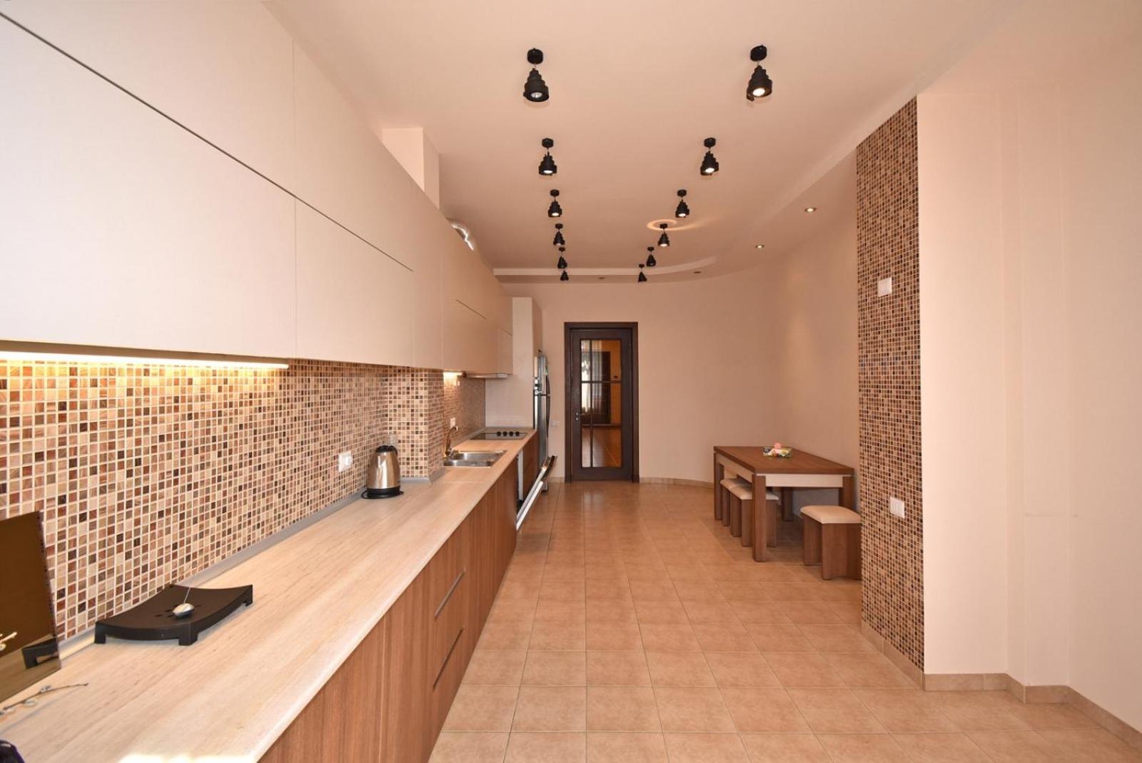 Teryan street, 3 bedrooms Luxury & Grand, Sunny apartment TT663