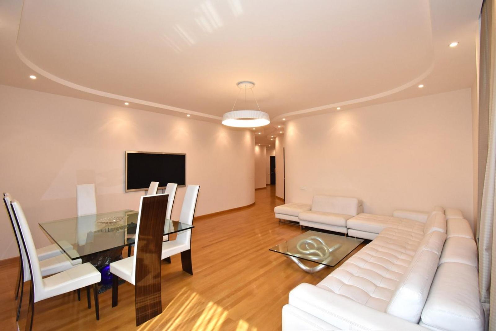 Teryan street, 3 bedrooms Luxury & Grand, Sunny apartment TT663