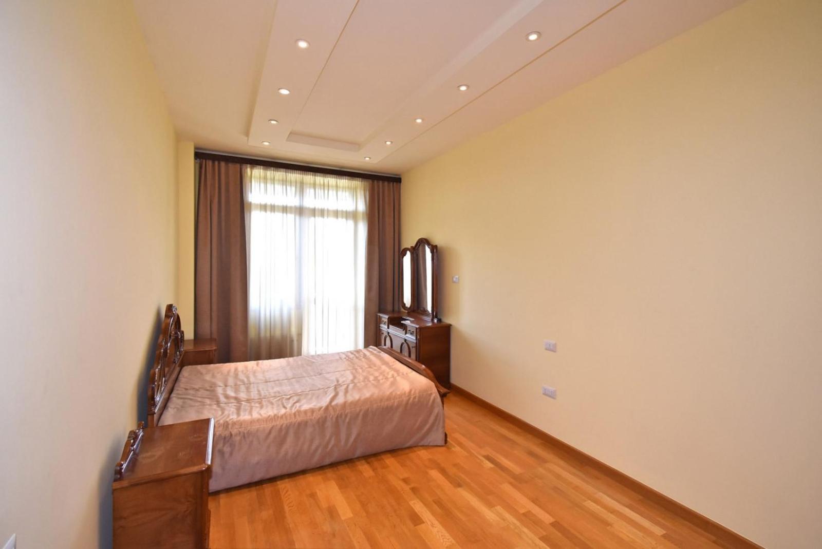 Teryan street, 3 bedrooms Luxury & Grand, Sunny apartment TT663