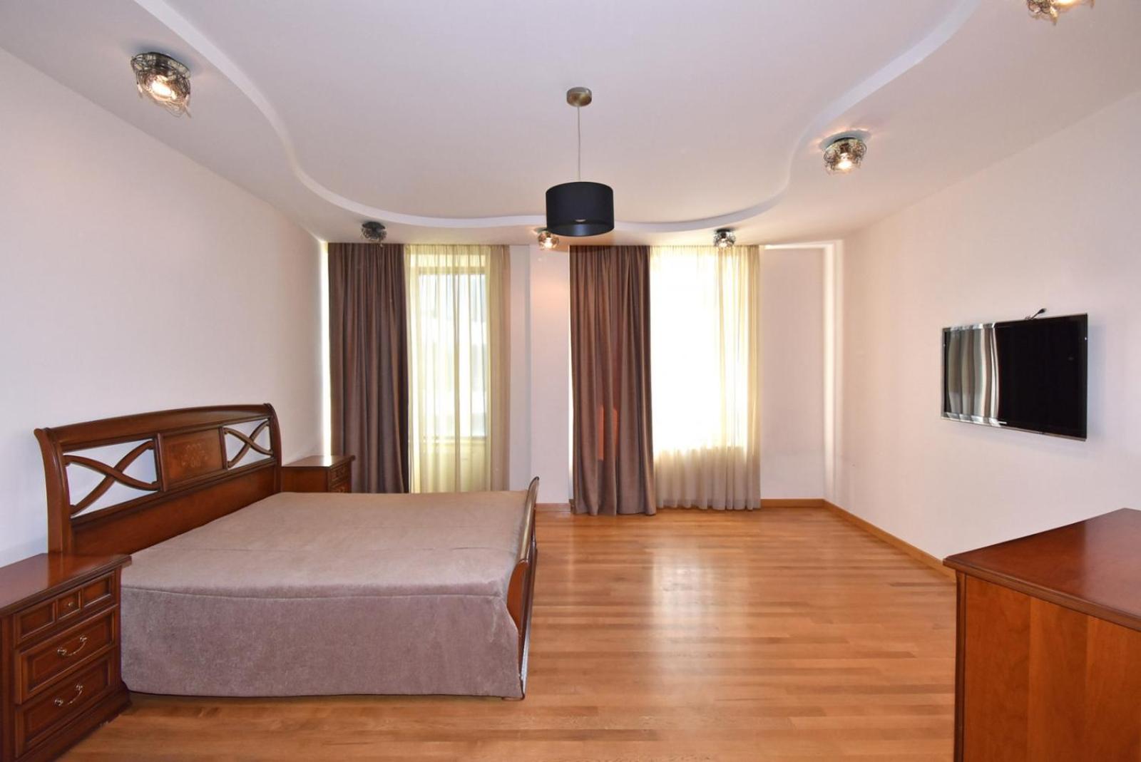 Teryan street, 3 bedrooms Luxury & Grand, Sunny apartment TT663