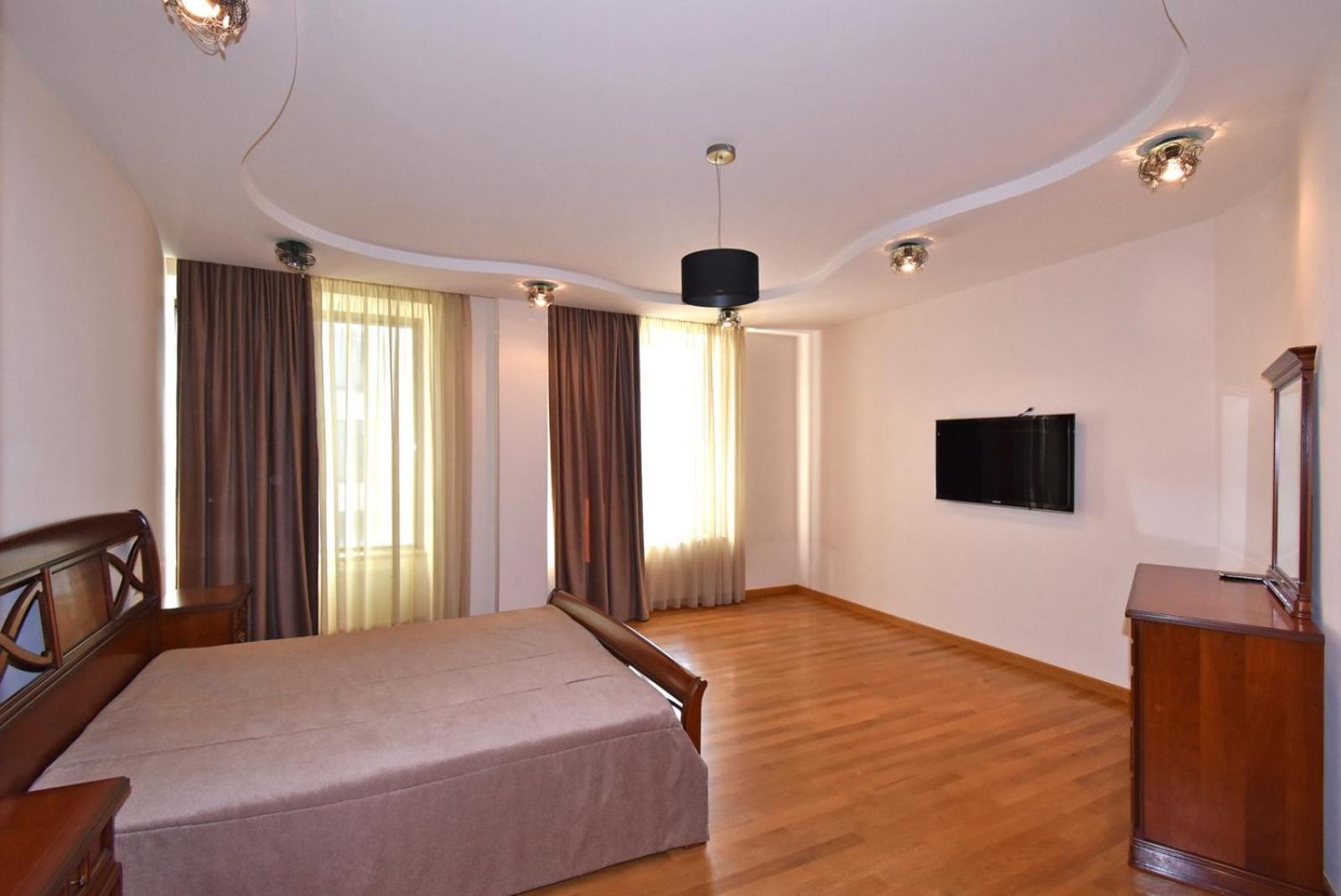 Teryan street, 3 bedrooms Luxury & Grand, Sunny apartment TT663