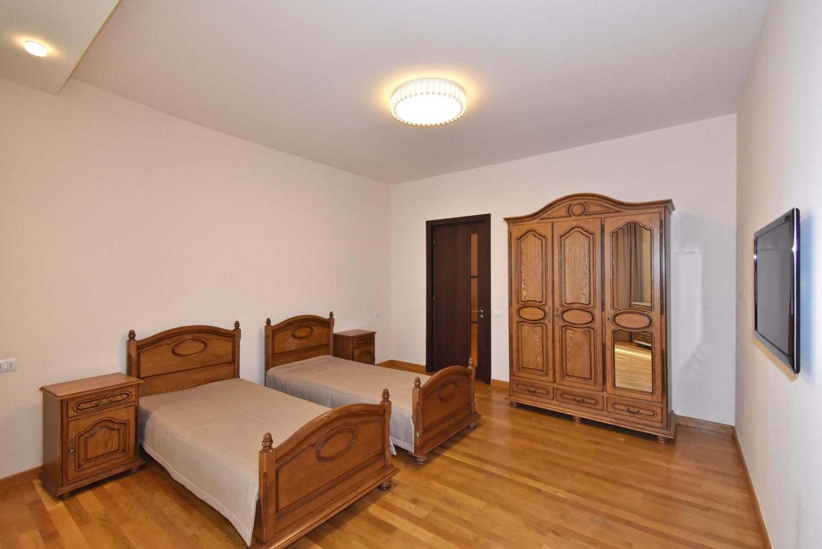 Teryan street, 3 bedrooms Luxury & Grand, Sunny apartment TT663