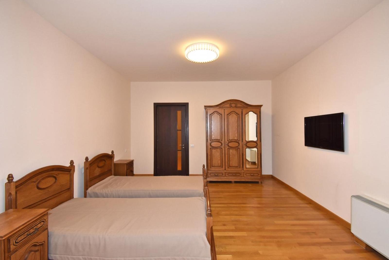 Teryan street, 3 bedrooms Luxury & Grand, Sunny apartment TT663