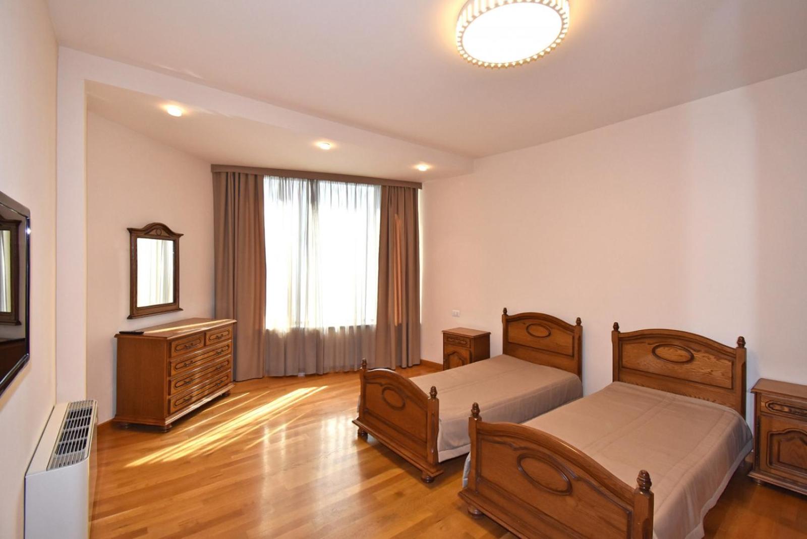 Teryan street, 3 bedrooms Luxury & Grand, Sunny apartment TT663
