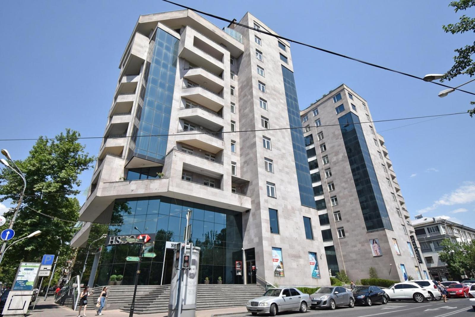 Teryan street, 3 bedrooms Luxury & Grand, Sunny apartment TT663