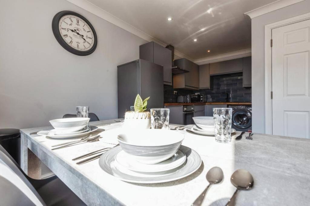 Stunning Refurbished Apartment in Central Cheltenham inc. Parking view 2
