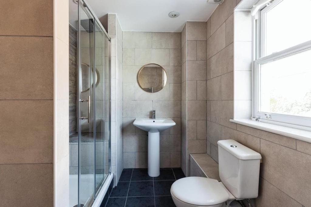 Stunning Refurbished Apartment in Central Cheltenham inc. Parking view 5