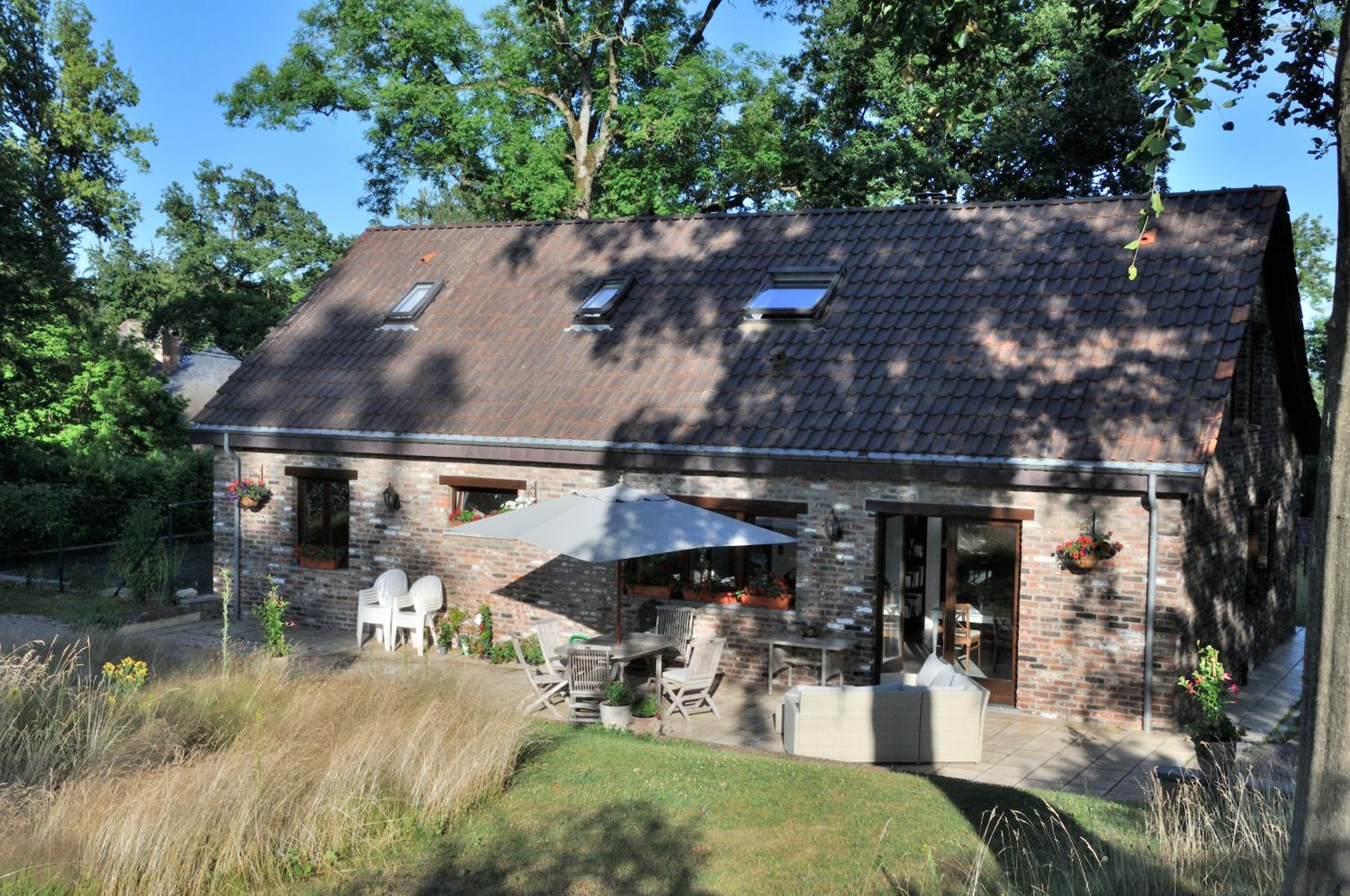 Très belle Villa 4 façades dans quartier vert et arboré - 5 kms de Namur