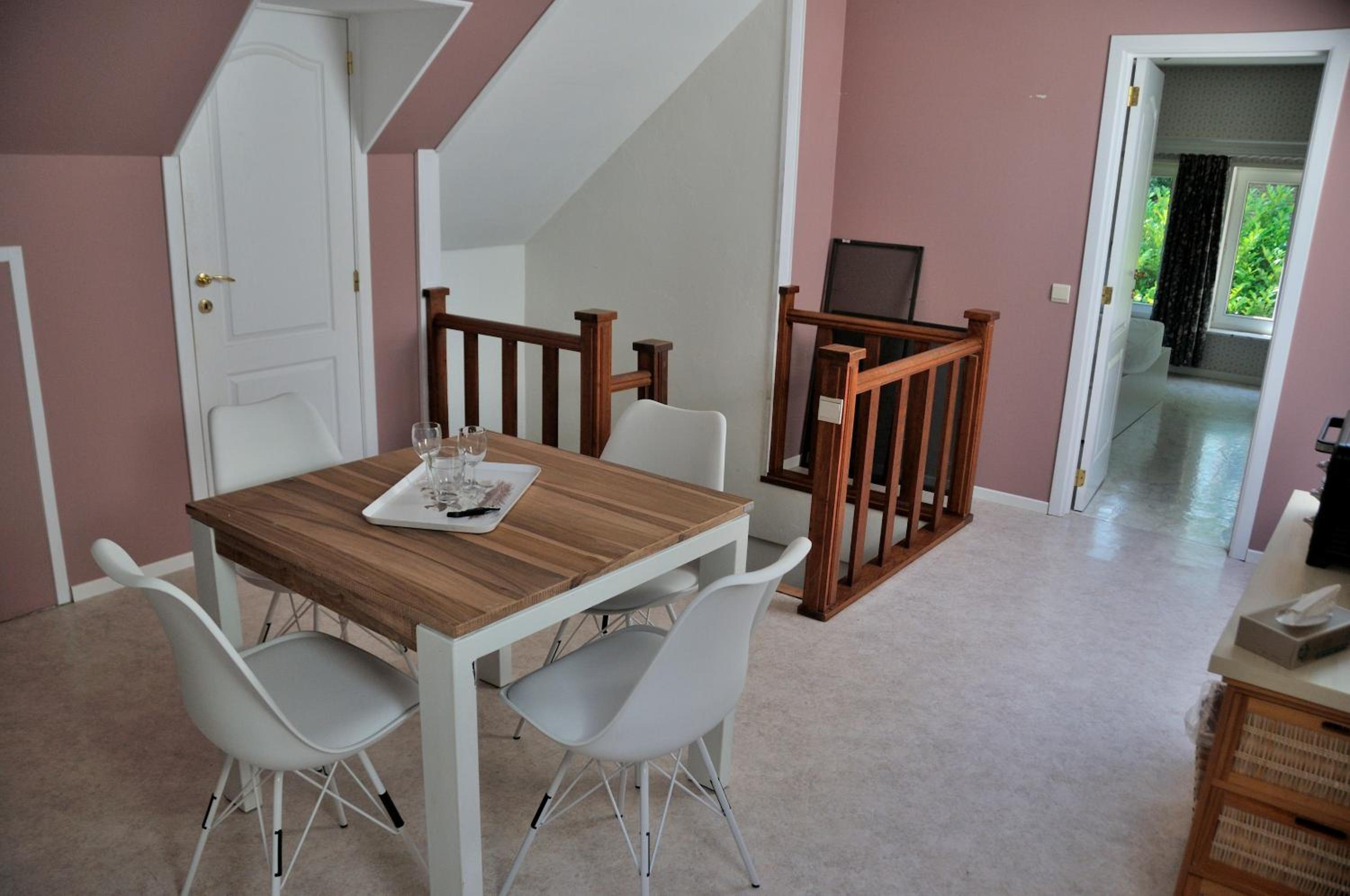 Suite familiale avec 2 Chambres dans une villa - quartier vert et boisé - 5 kms de Namur