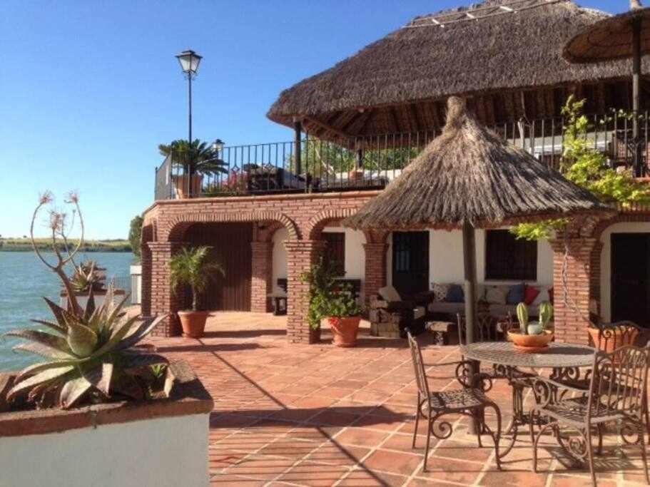 Espectacular casa con embarcadero.