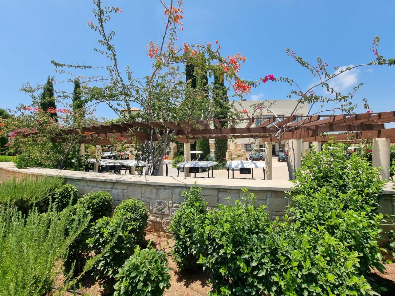 EXQUISITE GOLF VILLA with Sea, 8Tee, Green Views, in Aphrodite Hills Golf Resort