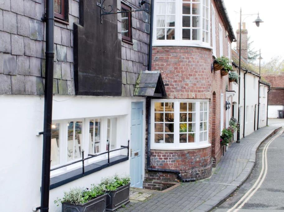 Characterful apartment in the heart of Petworth view 2