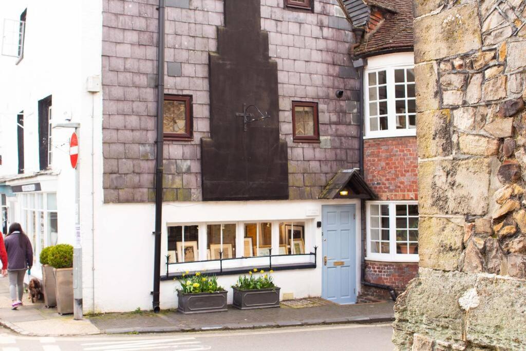 Characterful apartment in the heart of Petworth view 3