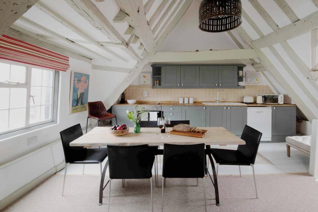 Characterful apartment in the heart of Petworth view 4