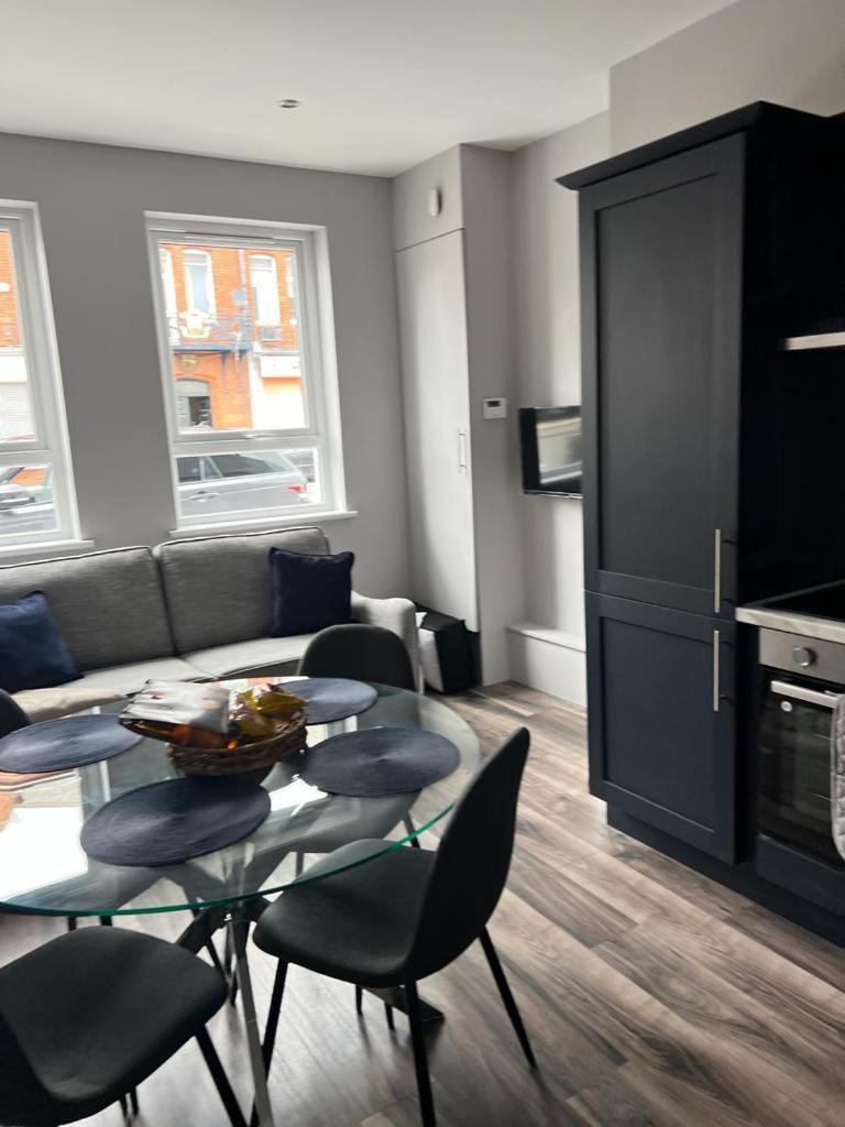 Modern spacious Belfast city stay free parking view 5