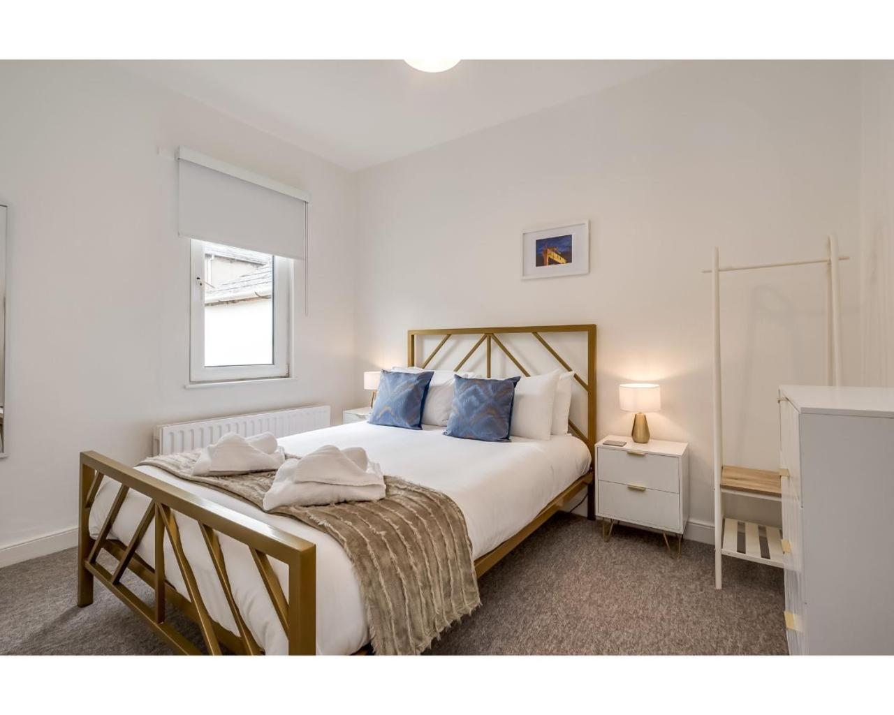 Central Belfast Apartments CHIC LUXE R&R view 3