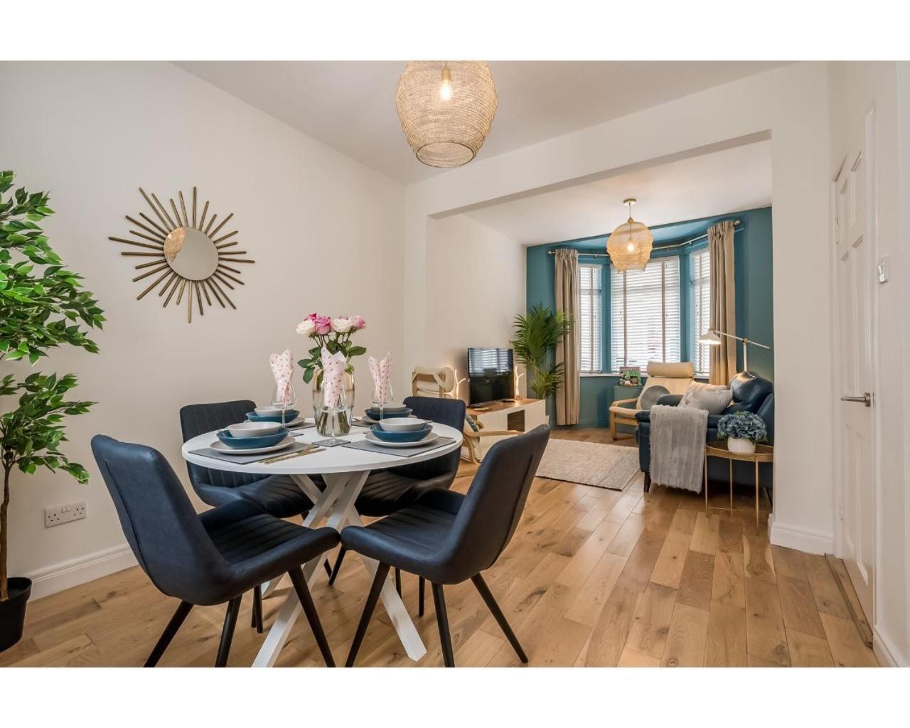 Central Belfast Apartments CHIC LUXE R&R view 2