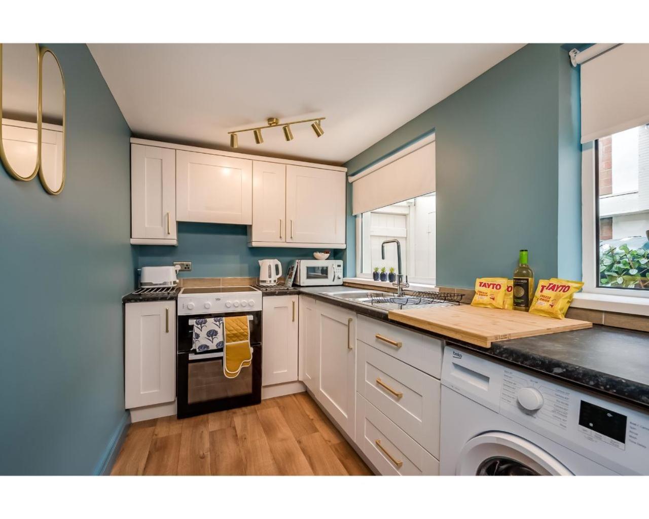 Central Belfast Apartments CHIC LUXE R&R view 5