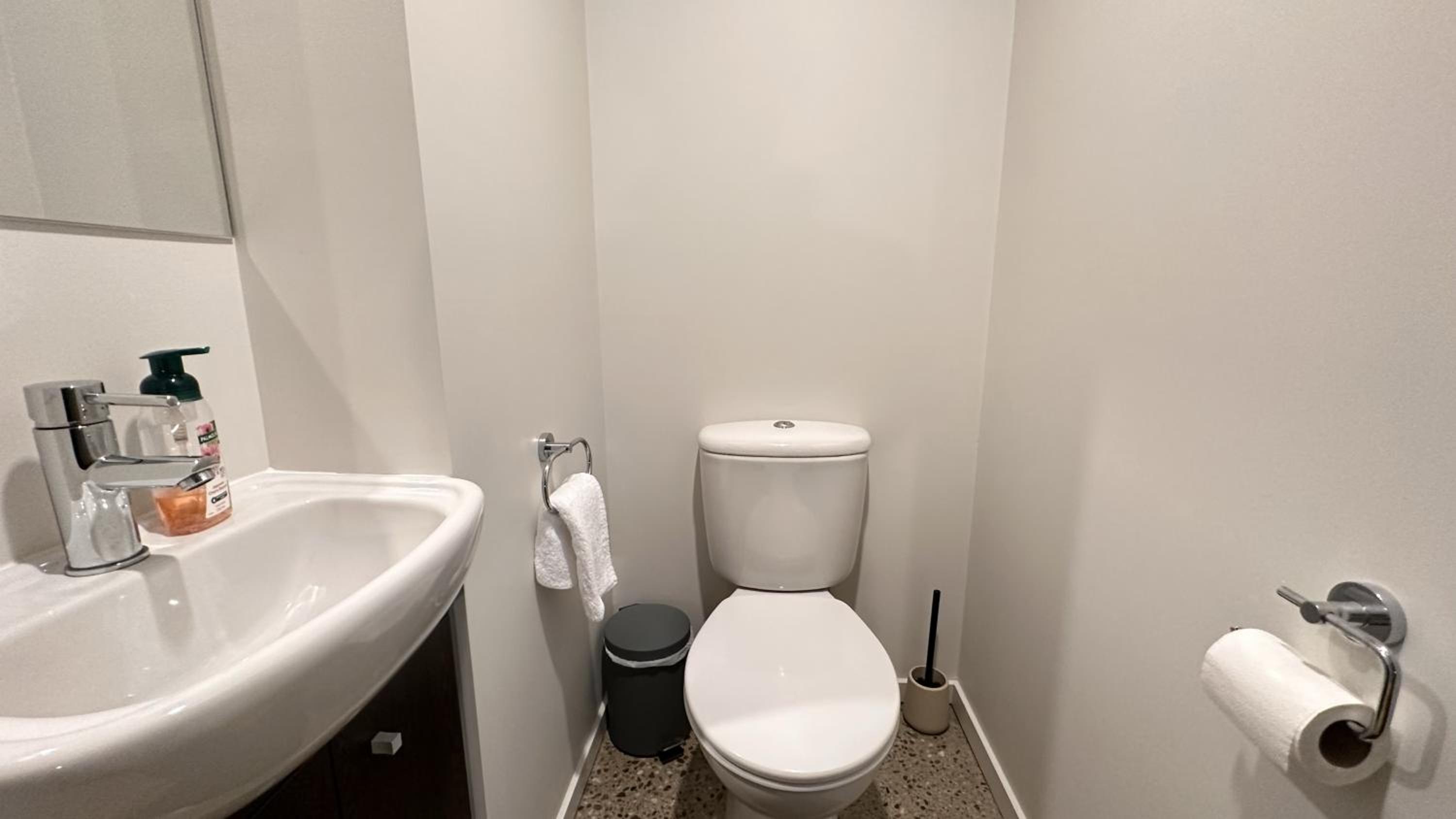 Remarkable Lakeview Two Bedroom Apartment