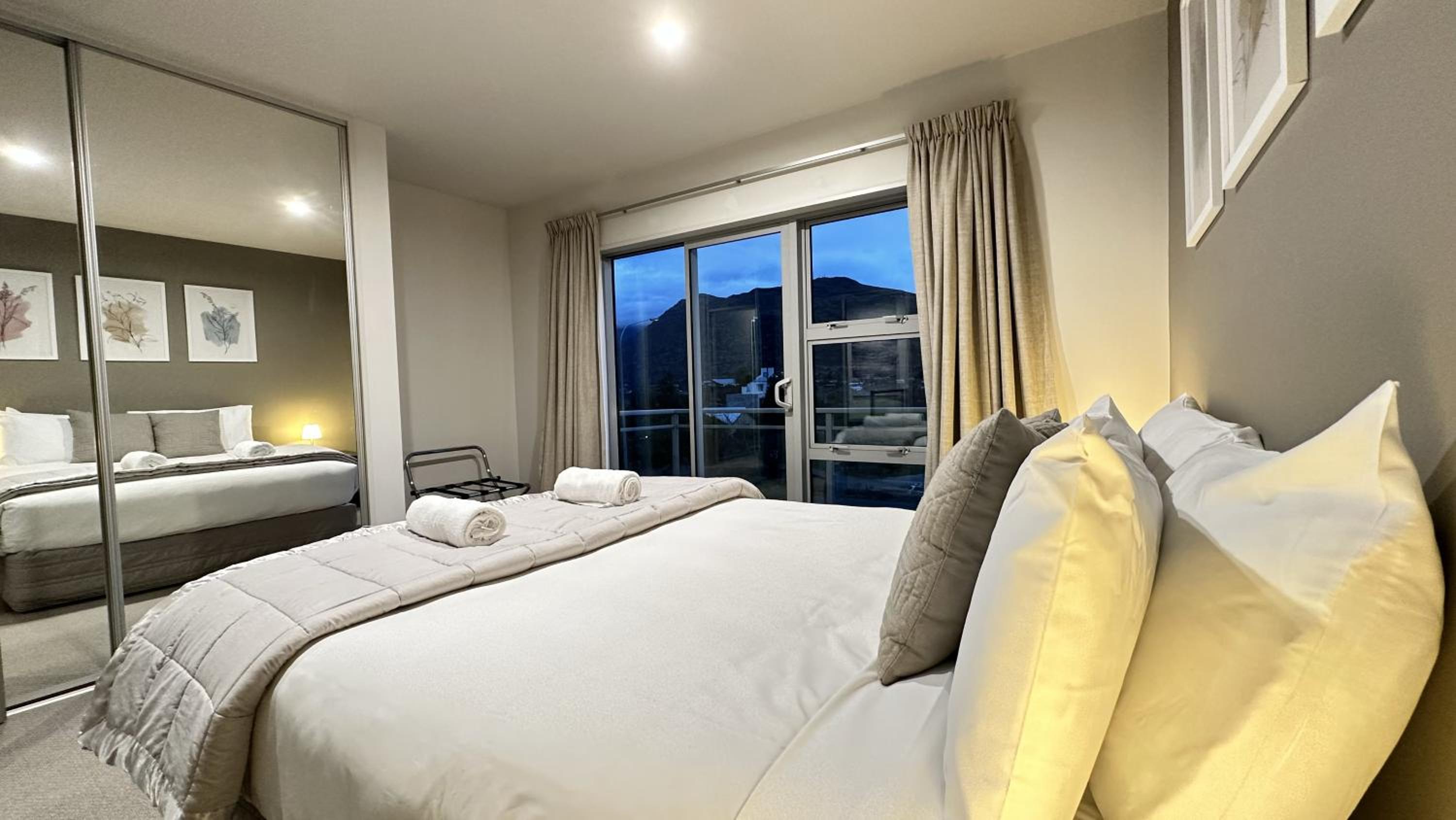 Remarkable Lakeview Two Bedroom Apartment