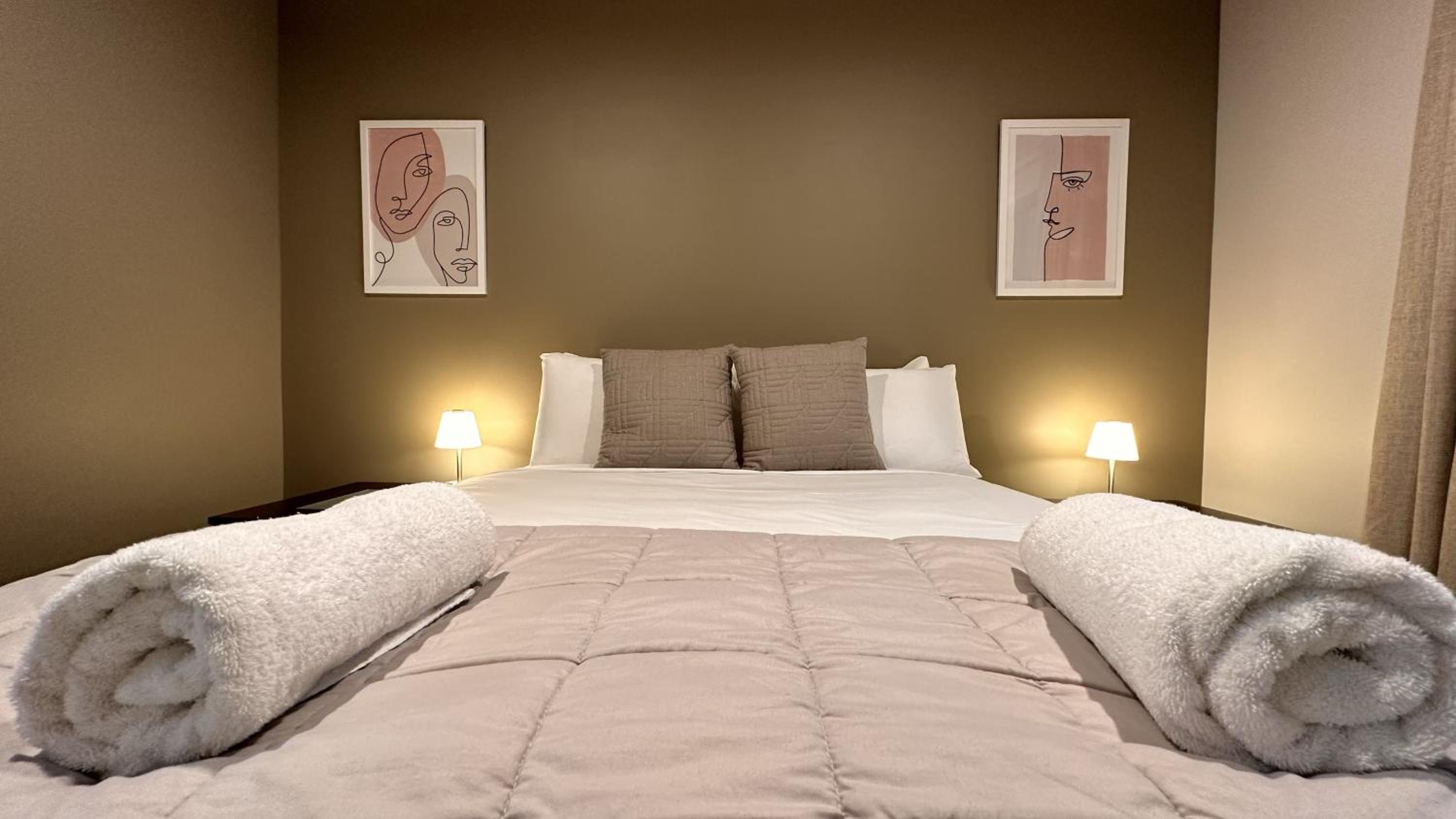 Remarkable Lakeview Two Bedroom Apartment