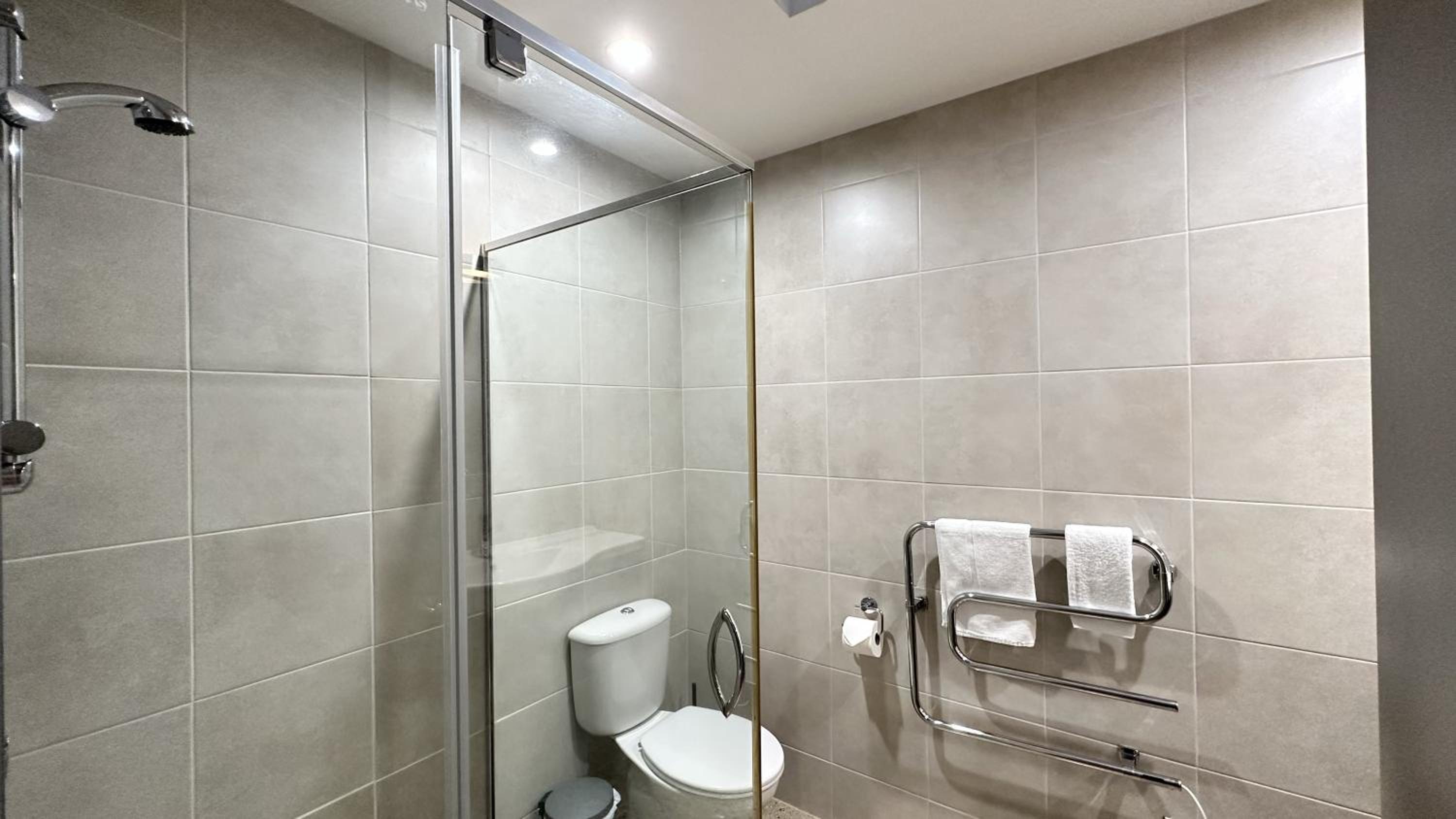 Remarkable Lakeview Two Bedroom Apartment