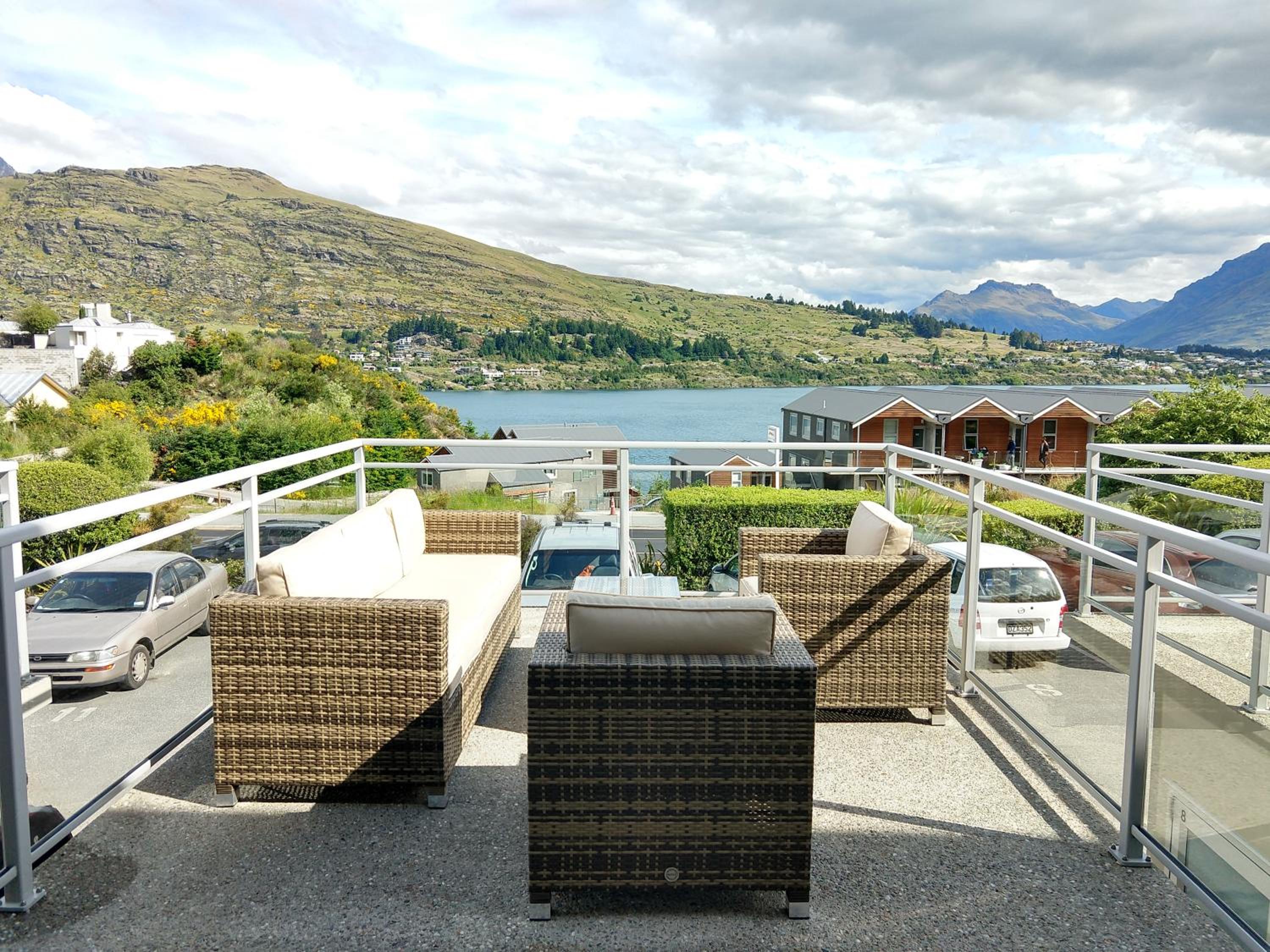 Remarkable Lakeview Two Bedroom Apartment