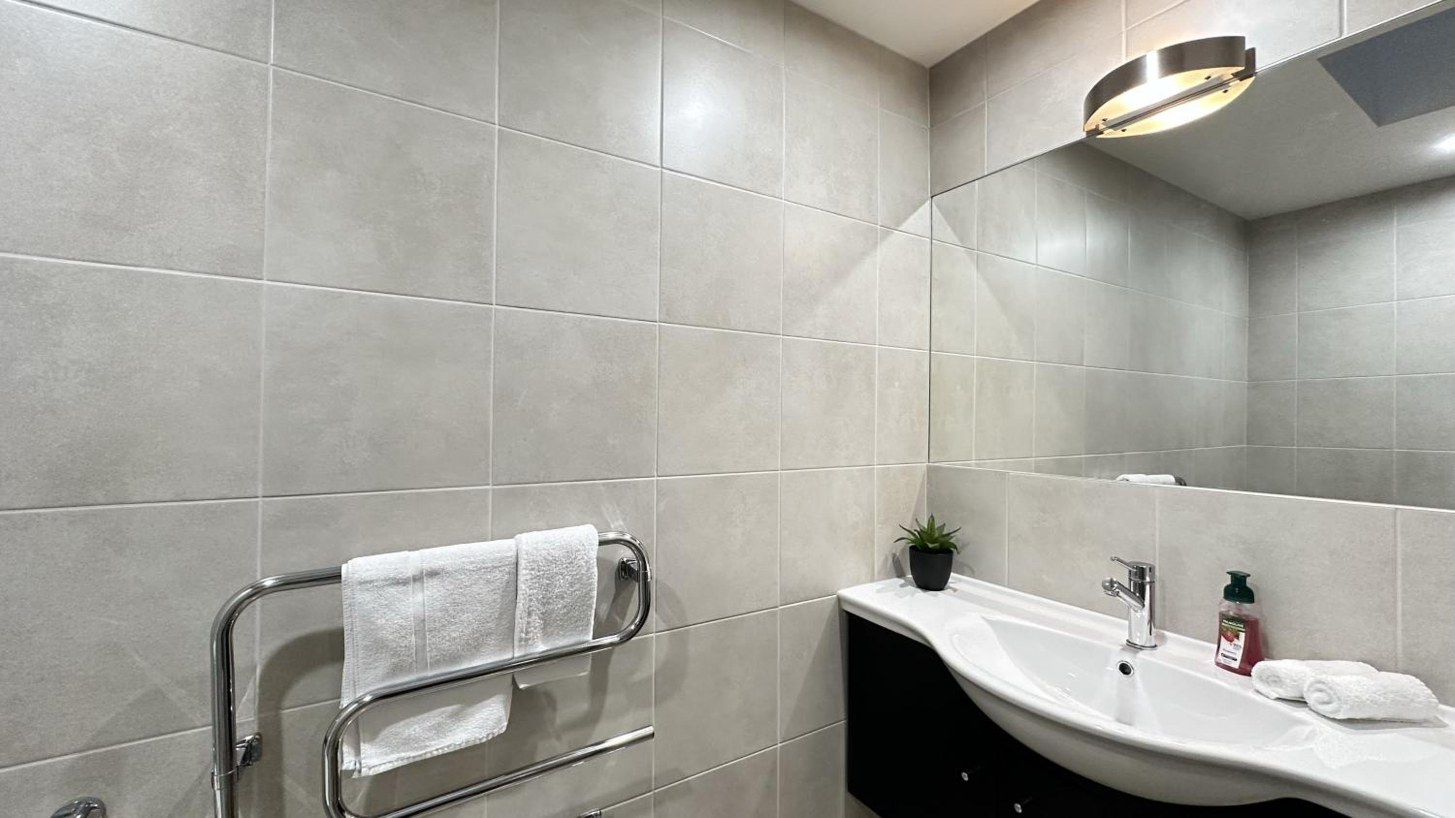 Remarkable Lakeview Two Bedroom Apartment