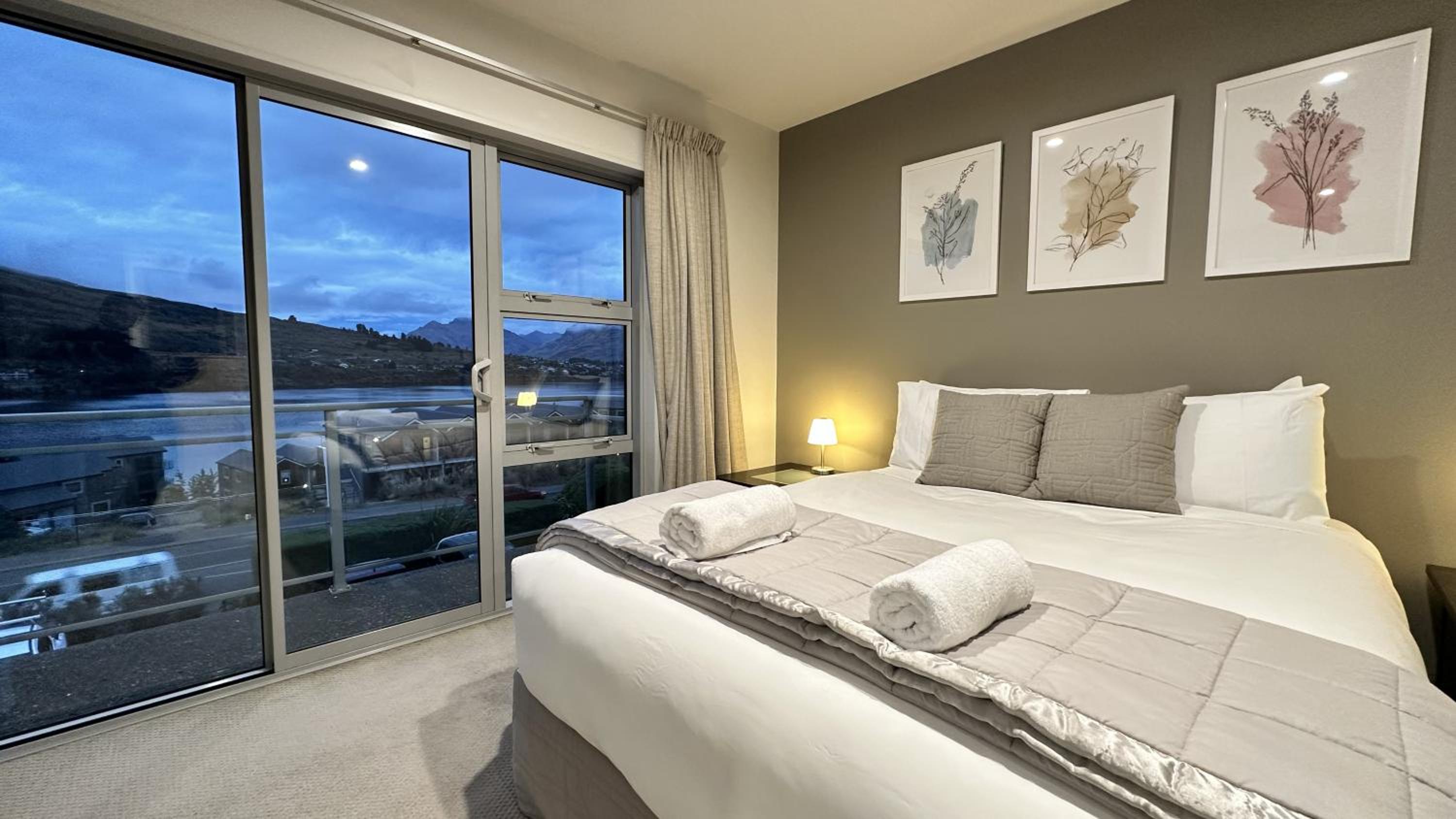 Remarkable Lakeview Two Bedroom Apartment