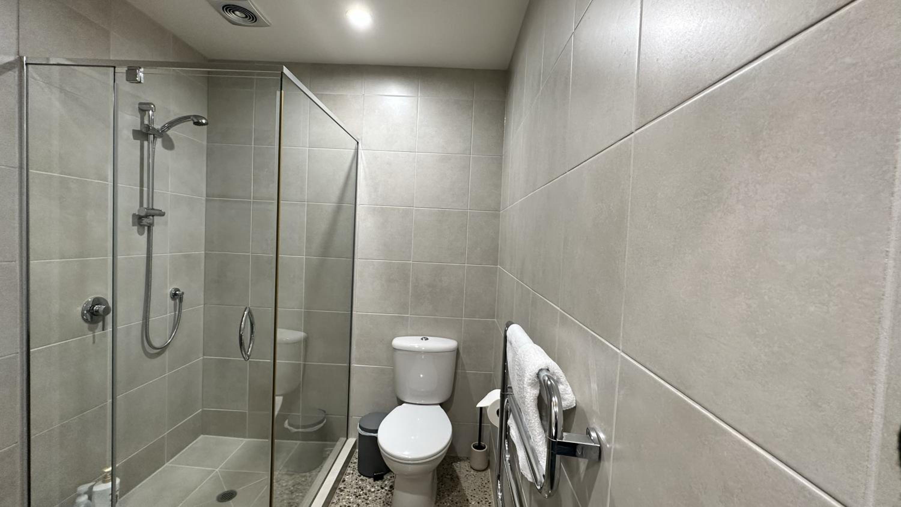 Remarkable Lakeview Two Bedroom Apartment