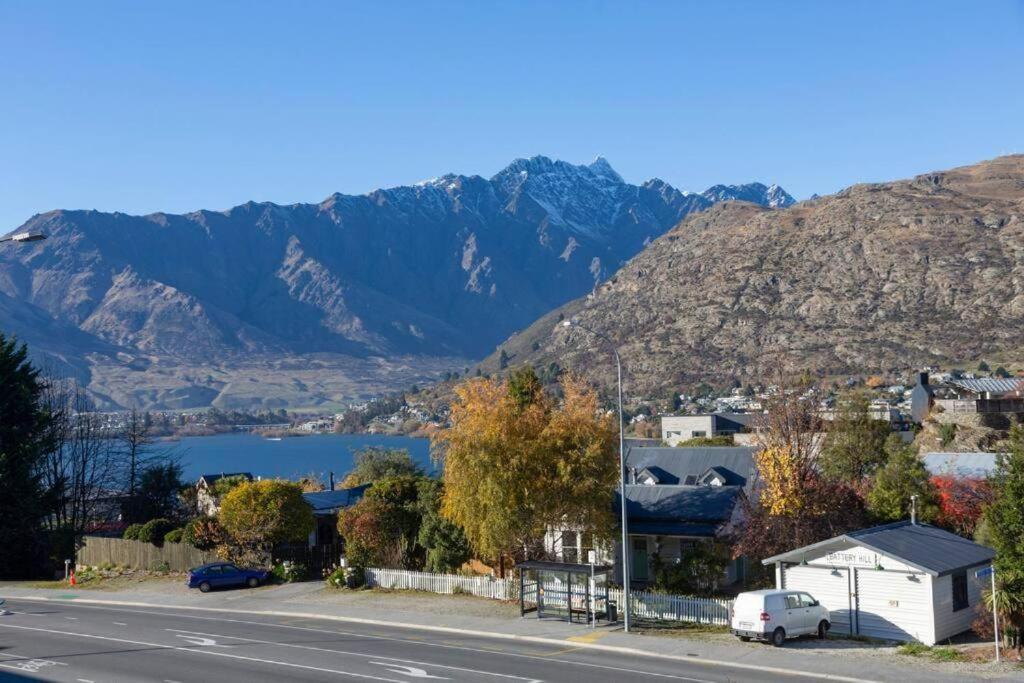 Remarkable Lakeview Two Bedroom Apartment