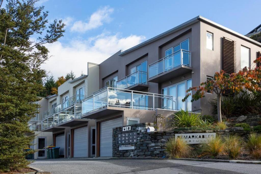 Remarkable Lakeview Two Bedroom Apartment