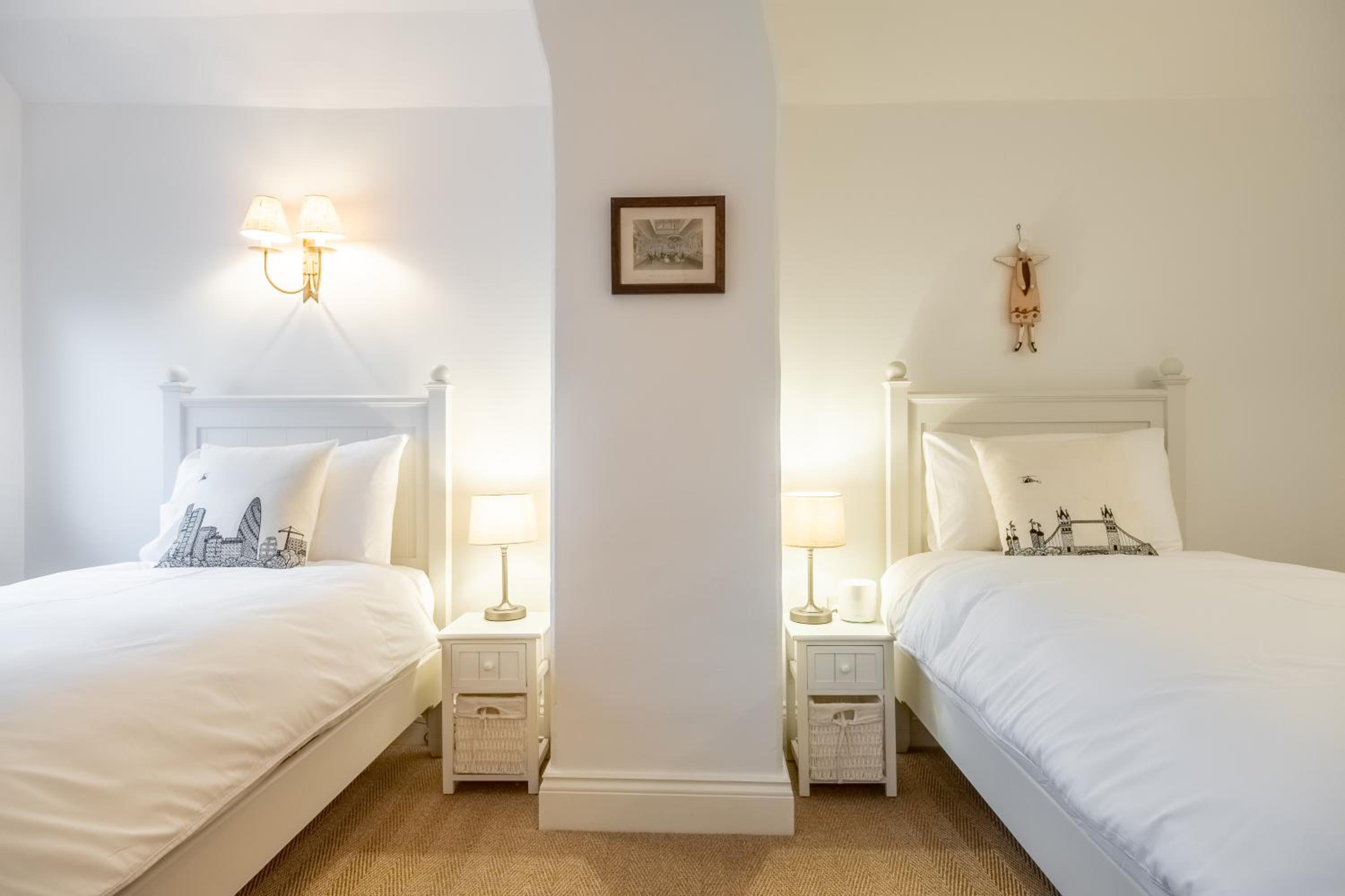 Crisply stylish Georgian cottage - Orchard Coach House view 3