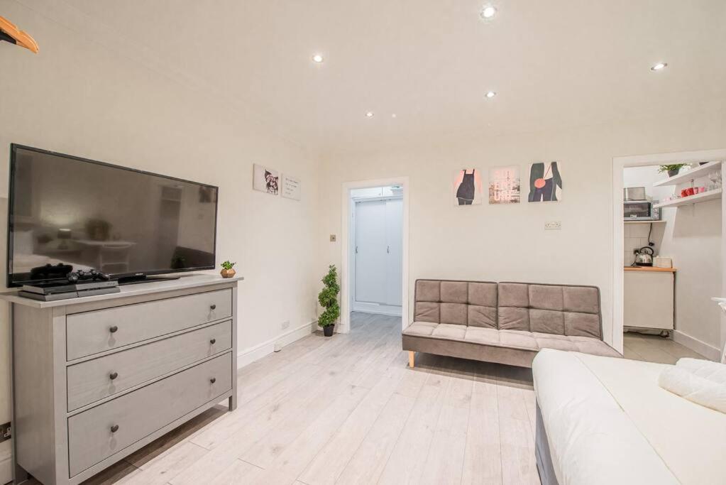 Stylish Elegant Hyde Park Studio Flat