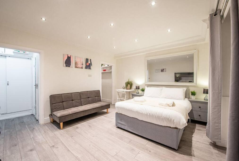 Stylish Elegant Hyde Park Studio Flat