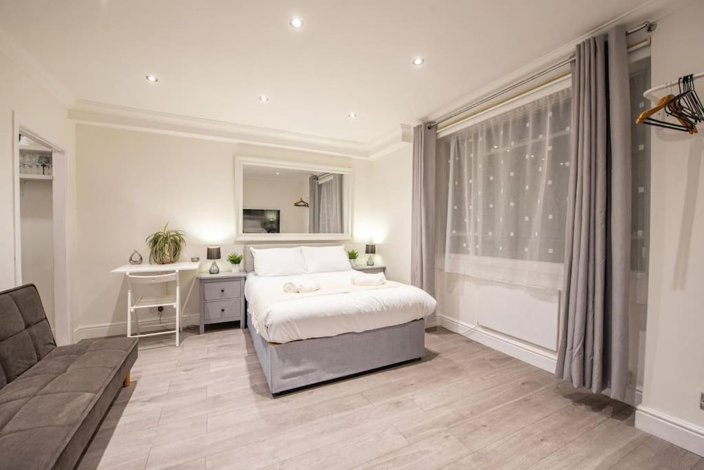 Stylish Elegant Hyde Park Studio Flat