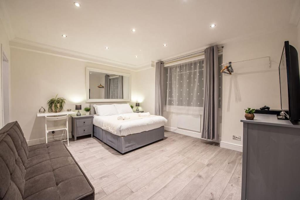Stylish Elegant Hyde Park Studio Flat