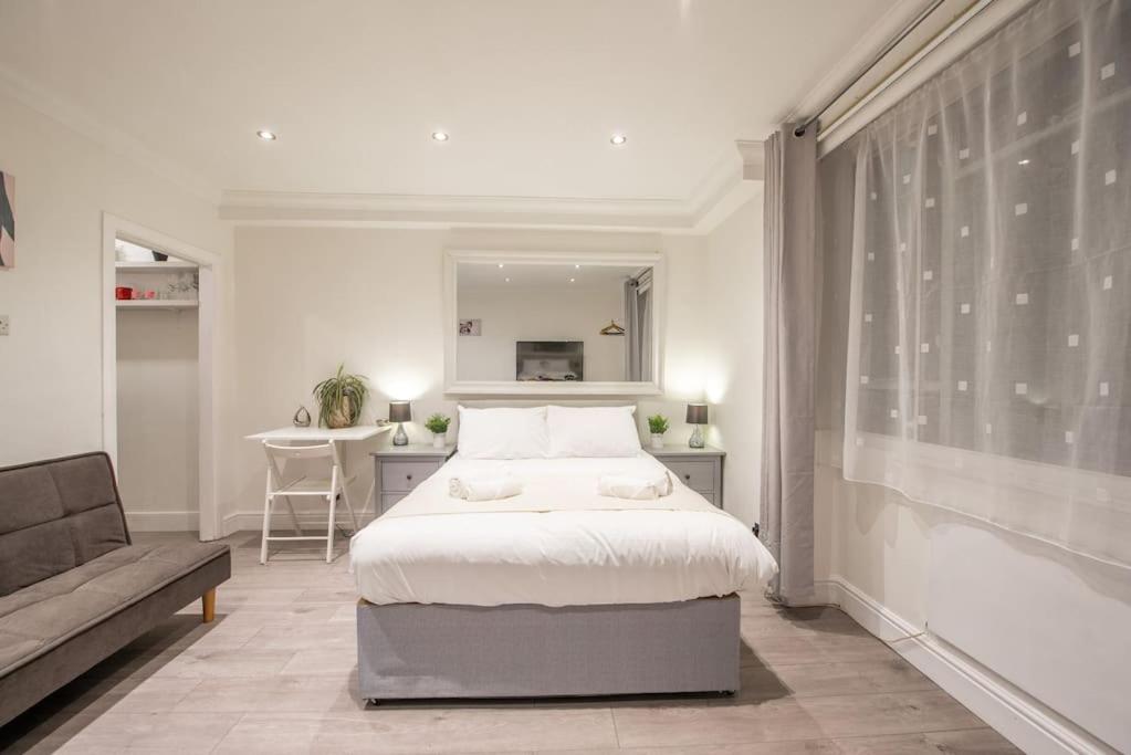 Stylish Elegant Hyde Park Studio Flat