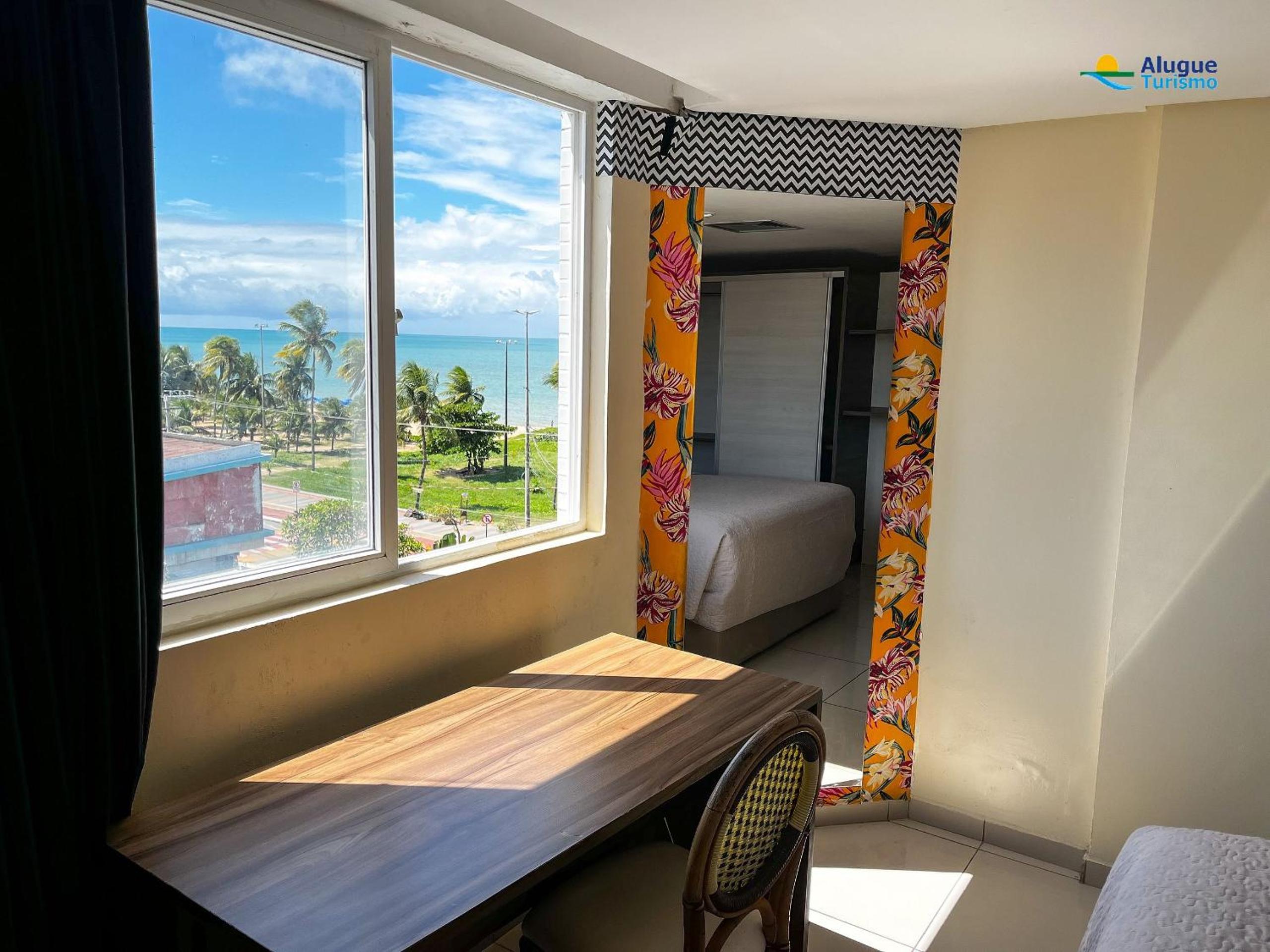 IMPERIAL FLAT com Roupa de Cama, Camareira, vista para o mar.
