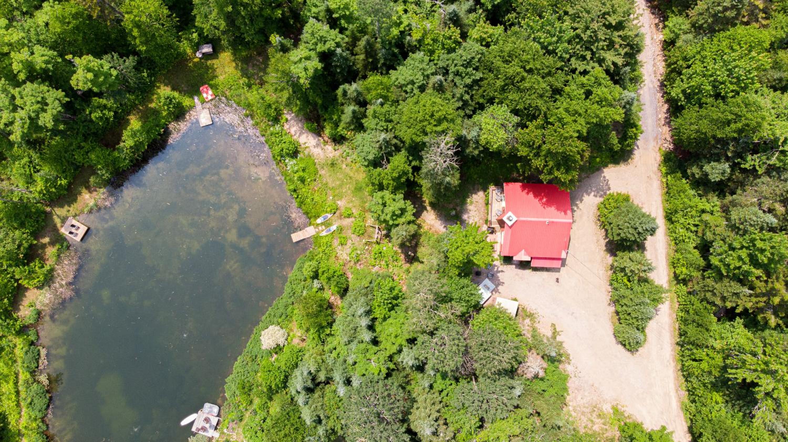 Les Chalets Tourisma - Chalet dans les bois avec lac privé - Le Colibri