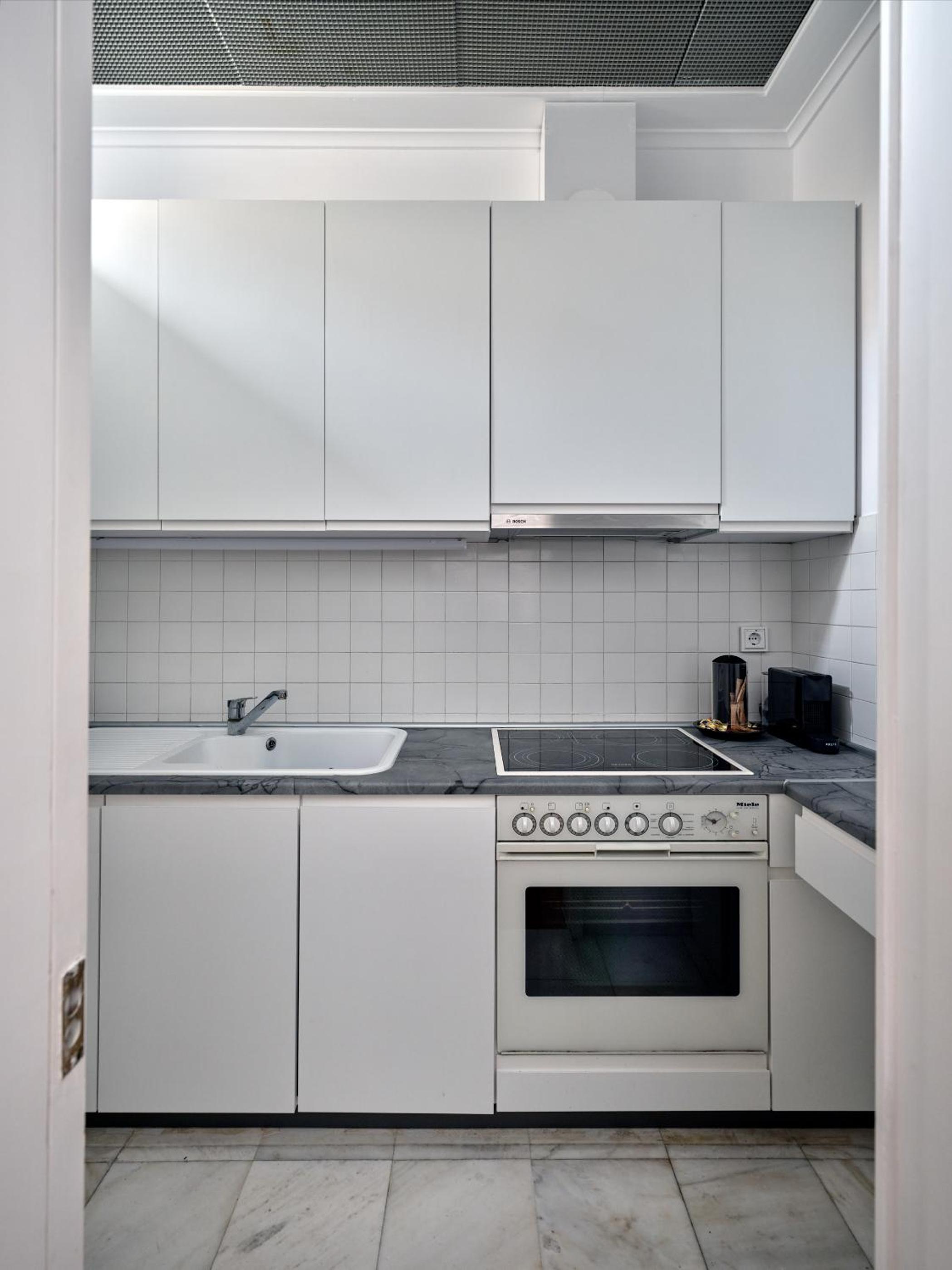 The White House in Plaka by JJ Hospitality