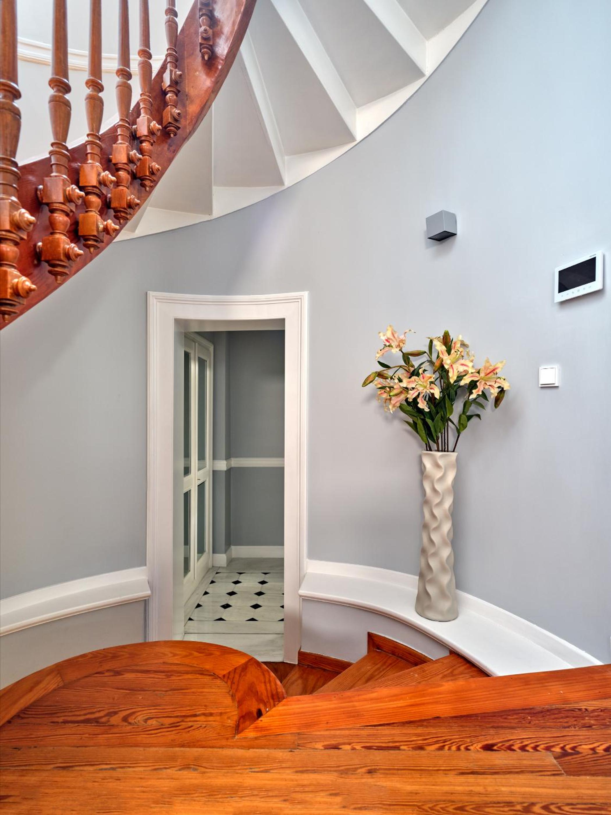 The White House in Plaka by JJ Hospitality