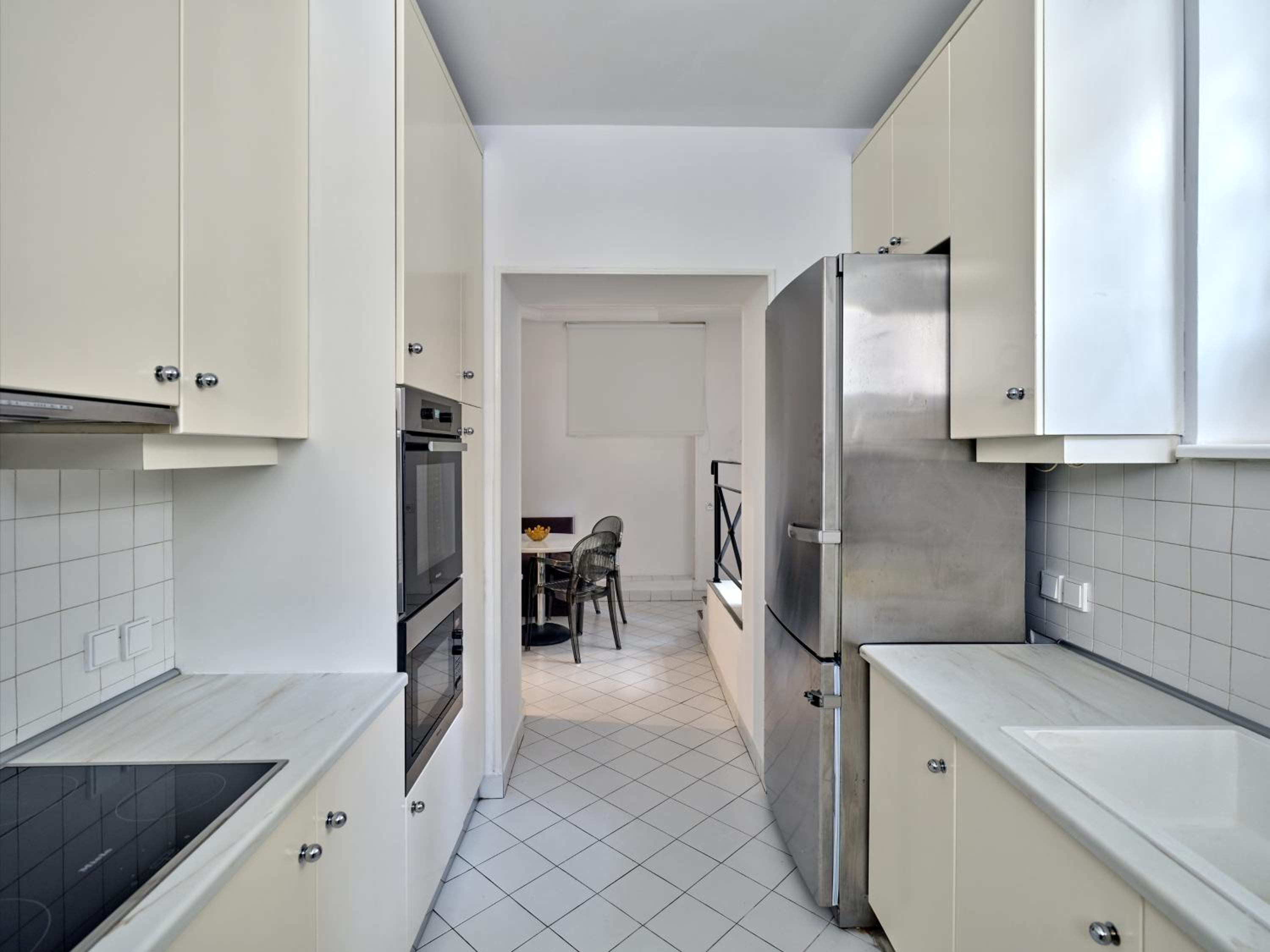 The White House in Plaka by JJ Hospitality